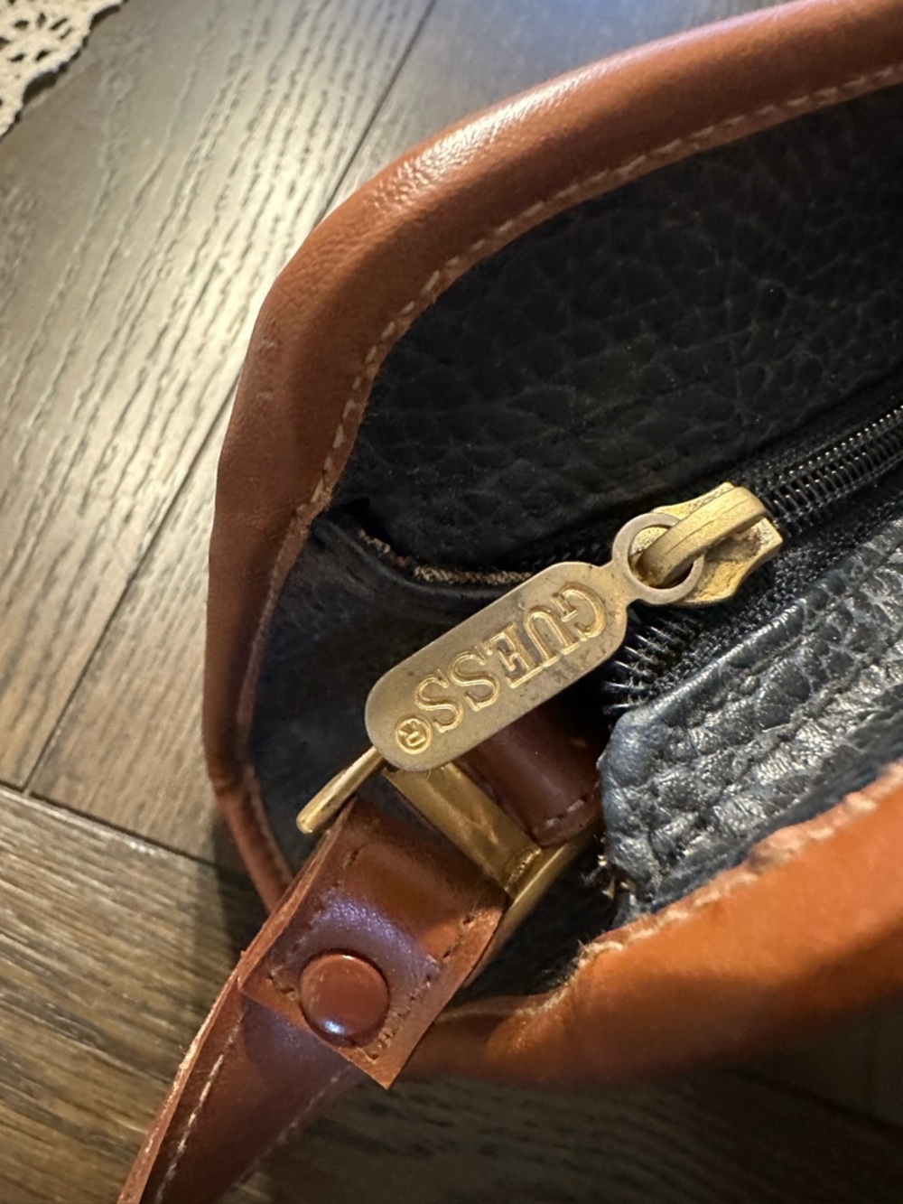 Vintage GUESS Navy and Brown Leather Bag - Picture 5 of 9